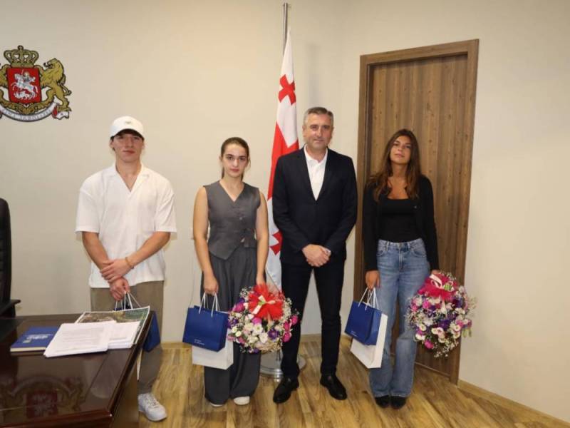 რაჭა-ლეჩხუმ ქვემო სვანეთის სახელმწიფო რწმუნებული პაპუნა მარგველიძე სტუდენტებს შეხვდა
